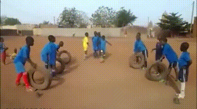 黑人 小朋友 踢球 轮胎