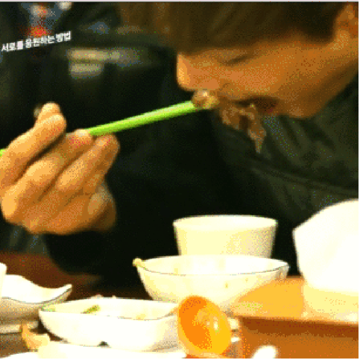 EXO吃相很有福气的孩子们  金钟仁 低头 筷子