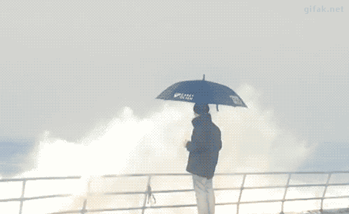 男人 雨伞 海浪 淋雨
