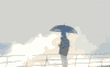 男人 雨伞 海浪 淋雨