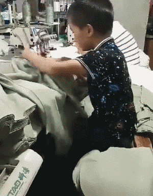 小男孩  缝纫  熟练  可爱