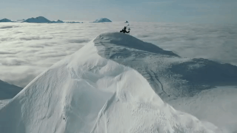 滑雪 俯视全景 雪谷 峰顶 云海 户外运动 酷 skiing