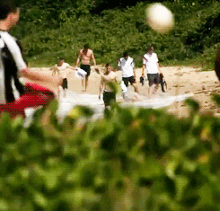 诺伊尔 水边  踢球  沙滩