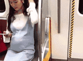 美女 地铁 掏衣服 玩手机 素质问题 抱娃妇女 白眼