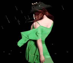 下雨 背影 绿色裙子