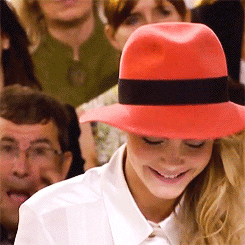卡拉·迪瓦伊 模特 微笑 女孩 金发女郎 帽子