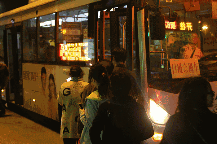 公交车 人群 排队 灯光