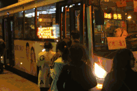 公交车 人群 排队 灯光