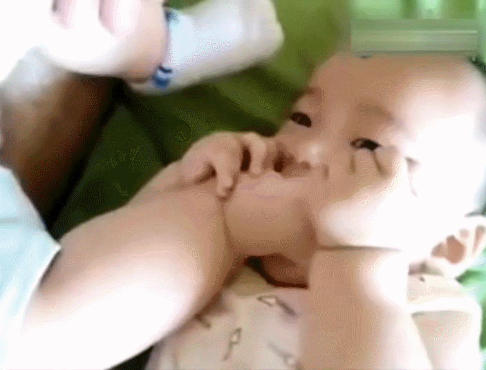 萌娃 吃小宝宝的脚 撒尿 弄一脸 这不是猪蹄呦