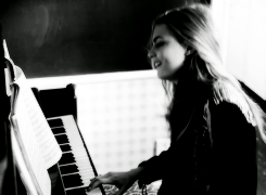 卡拉·迪瓦伊钢琴  练习 开心