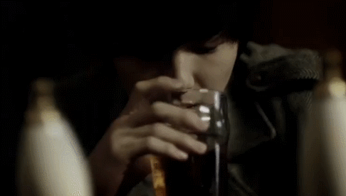 CNBLUE I'M&SORRY MV 喝酒 姜敏赫 耍帅 酒吧 酒杯 音乐录影带
