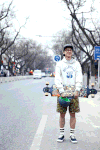 大街 男孩 滑板 等待