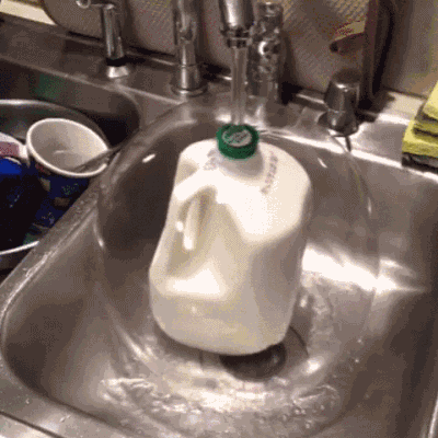 厨房 水龙头 流水 酸奶瓶 冲洗