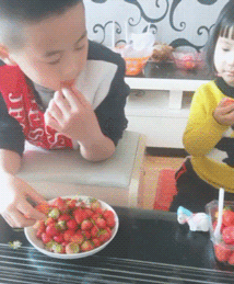 两个孩子 吃草莓 比大小 盘子 可爱