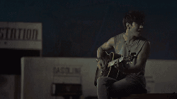 CNBLUE Juniel MV 傻瓜 吉他 弹吉他 男女对唱 男女对弹 郑容和 音乐录影带