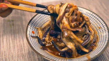 美食 茄子 筷子 拌匀
