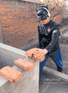 男人 暴力 面具 手劈板砖