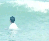 大海 游泳 浪花 男孩