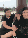 抽烟 胖子 黑色 短发
