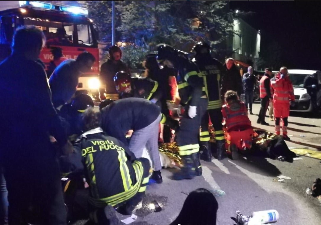 新闻 报导 现场 事故 意大利 处理 伤亡 夜间
