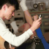张杰 弹吉他 拍照 谁的腿