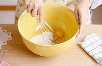 蛋糕 cake food 打蛋器 鸡蛋 面粉 搅拌 厨具