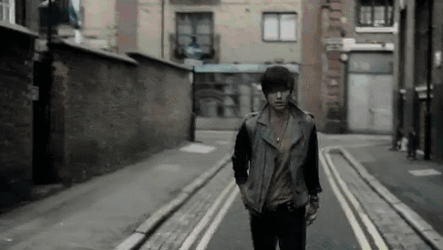 CNBLUE I'M&SORRY MV 城市街头 姜敏赫 手握拳 捏拳头 耍帅 街拍 走路 音乐录影带 唯美镜头