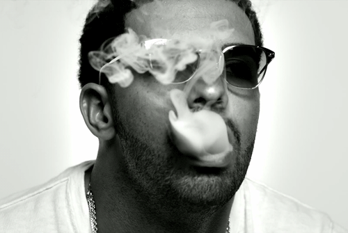 黑人 墨镜 吸烟 享受