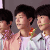 TFBOYS 拍照 叼着花