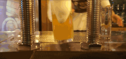 水杯 啤酒 溢出 黄色