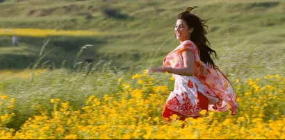美女 奔跑 开心 黄色 花朵 美景