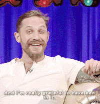 老外 沙发 开心 胡子