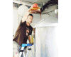 欧美 男工人 认真 大器皿 褐色液体 工作