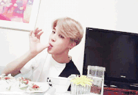 可爱 撩妹 男孩子 jimin 吃手指 吃货 呆萌