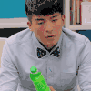 孙艺洲 拿着瓶子 低头 说话