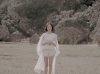 郊外 美女 草地 短发