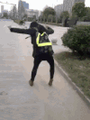 马路 跳舞 摔倒 草地