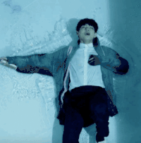 水里 短发 倒下 白色衬衫