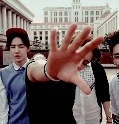 帅哥 手指 抬头 跳舞