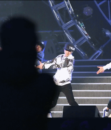 王俊凯 易烊千玺 跳舞 帽子