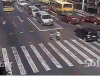 交通事故 公交车 闯红灯 过马路