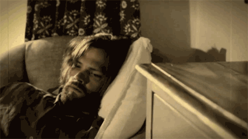 电影 黑白 男人 躺着发呆