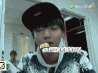 王俊凯 戴帽子 眼睛肿了 笑容