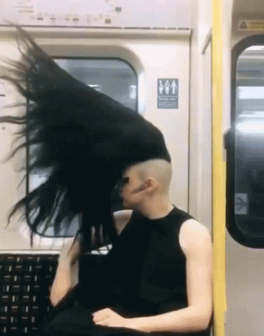 列车 爆炸 黑色 长头发