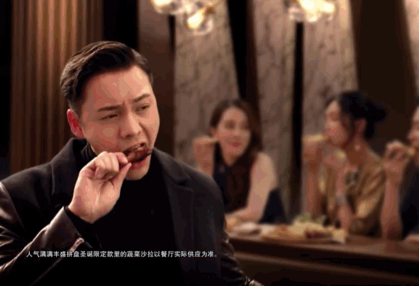 陈伟霆 吃东西 开心 黑衣服