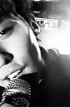 G-Dragon 黑白 唱歌 看镜头