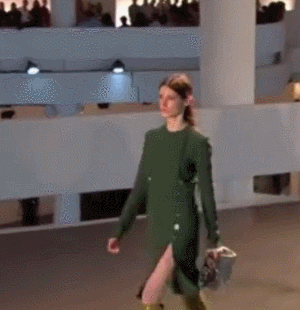 美女 走路 绿色裙子 时尚