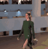 美女 走路 绿色裙子 时尚
