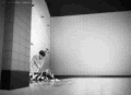 动漫 男子 坐地上 受伤