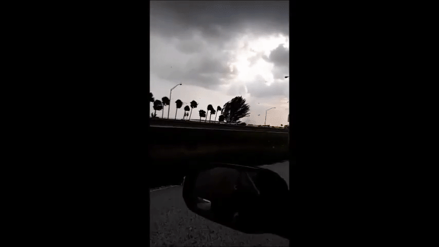 龙卷风 分开 下雨 开车